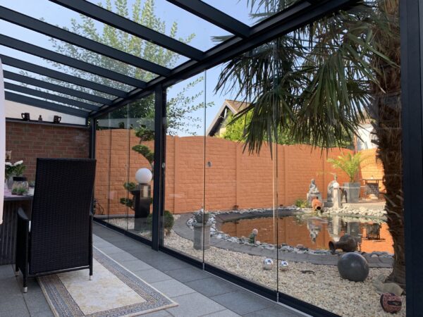 Wintergarten von innen mit Schiebeelementen aus Glas